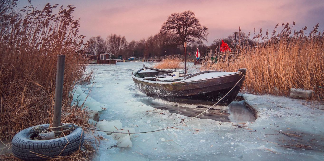 Zempin zugefrorener Hafen mit Boot im Winter